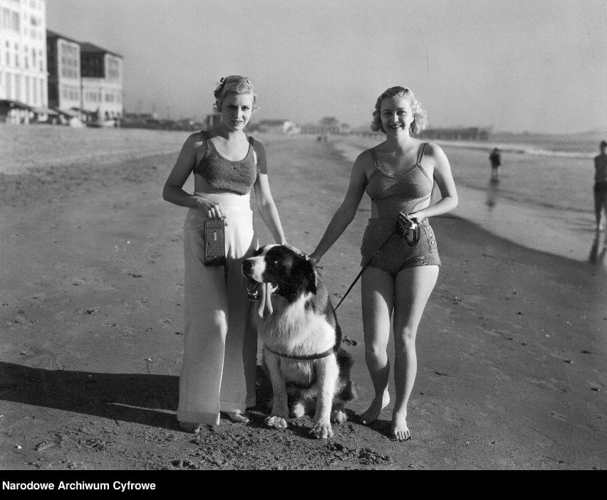 Ubrałbyś się tak na plażę? Moda plażowa z początku XX wieku! [ZDJĘCIA]