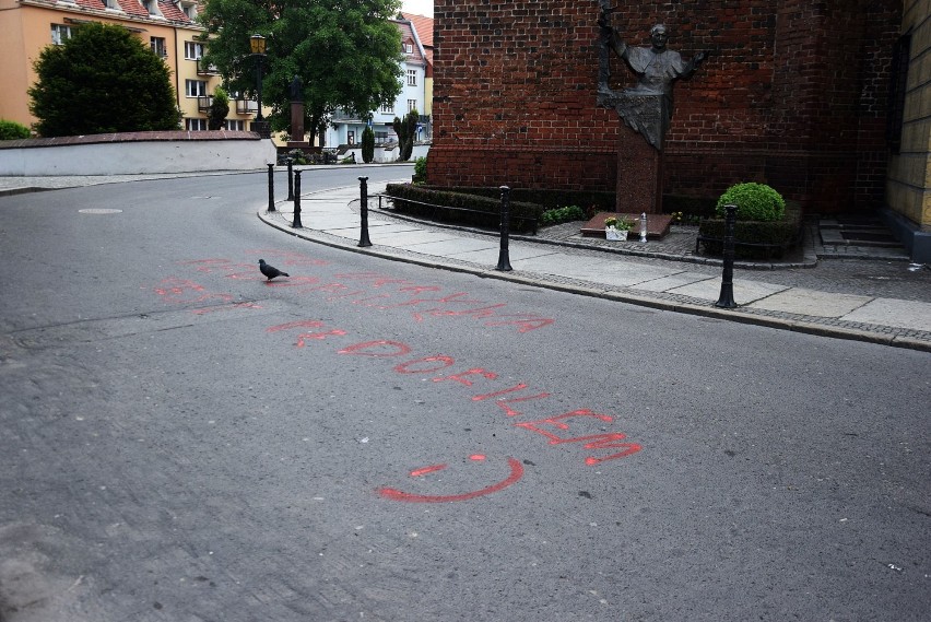Kontrowersyjny napis pod pomnikiem Jana Pawła II w Oleśnicy (ZDJĘCIA) 