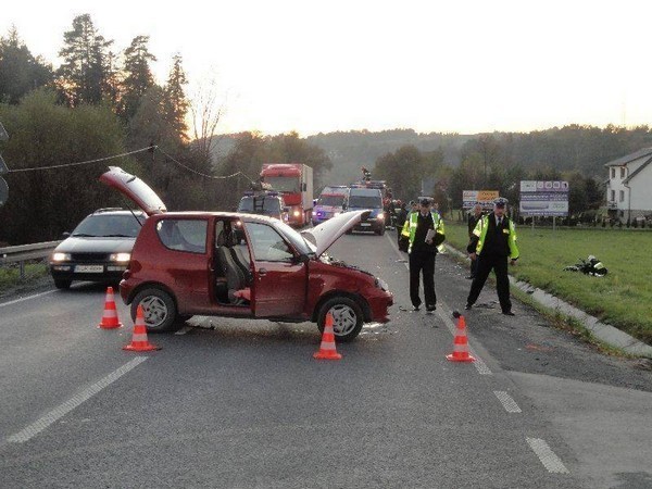 Wypadek Paszyn: zderzenie motocykla z fiatem, próba samobójcza 20-latki [ZDJĘCIA]