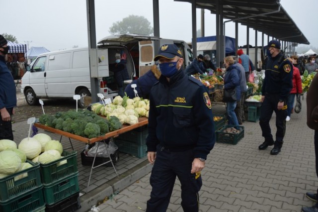 Strażnicy miejscy i policjanci patrolowali targowisko miejskie przy ulicy Mickiewicza w Zduńskiej Woli. Zwracali uwagę, czy kupujący i handlujący zasłaniają usta i nos