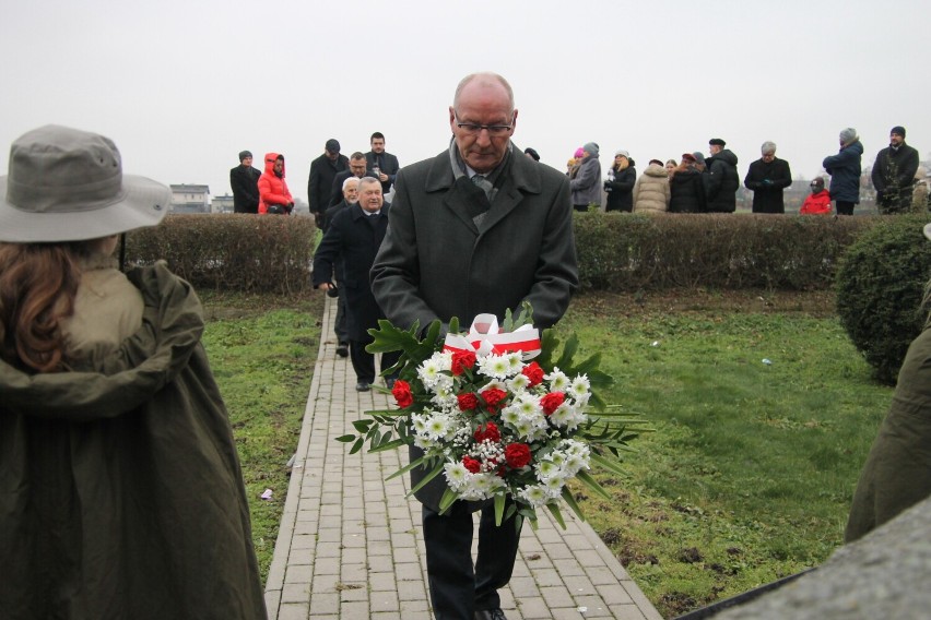 Uczestnicy złożyli wiązanki kwiatów po pomnikiem przy ul....