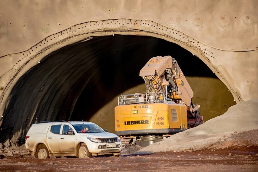 Budowa drogi S3. Drążenie tunelu w Starych Bogaczowicach (ZDJĘCIA)
