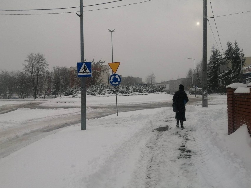 Atak zimy w Sandomierzu. Trudne warunki na ulicach i chodnikach w mieście. Jest bardzo ślisko. Zobacz zdjęcia