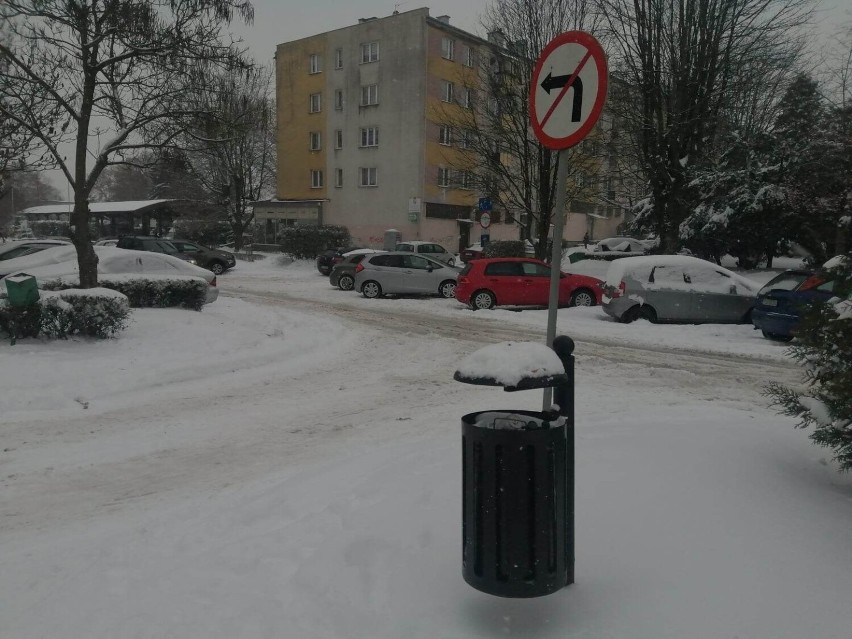 Atak zimy w Sandomierzu. Trudne warunki na ulicach i chodnikach w mieście. Jest bardzo ślisko. Zobacz zdjęcia