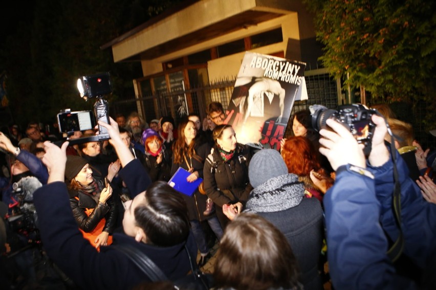 Protest kobiet przed domem Jarosława Kaczyńskiego. "On...