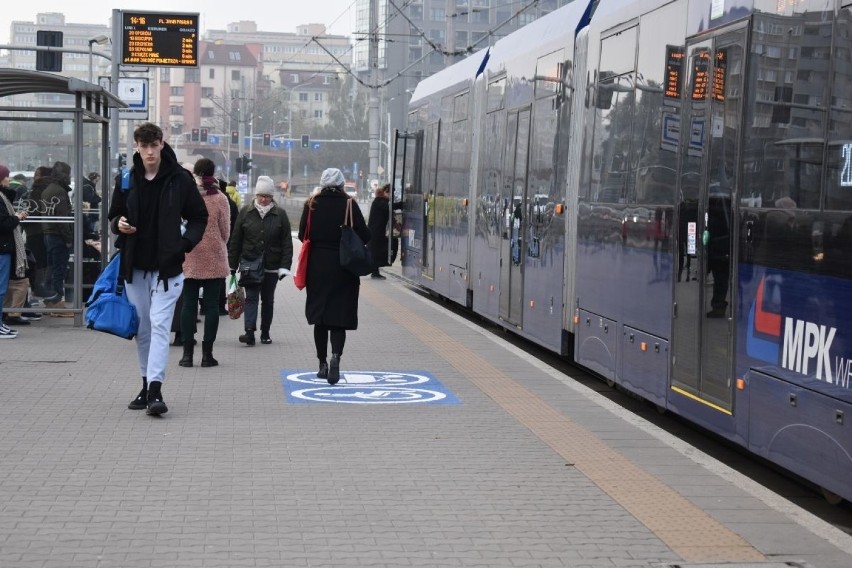 Nowe znaki na przystankach na placu Jana Pawła II