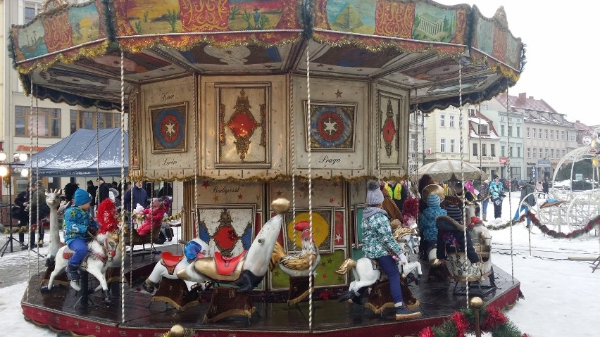 100-letnia wiktoriańska karuzela stanęła na bydgoskim Starym Rynku [zdjęcia, wideo]