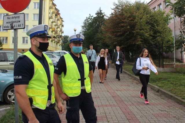 Policjanci z Lipna kontrolowali kierowców w rejonach placówek oświatowych. Dbają o bezpieczną drogę do szkoły uczniów z powiatu lipnowskiego.