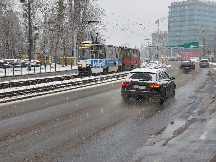 Zima w Bydgoszczy. Sypnęło śniegiem. Tak wygląda sytuacja na drogach w mieście