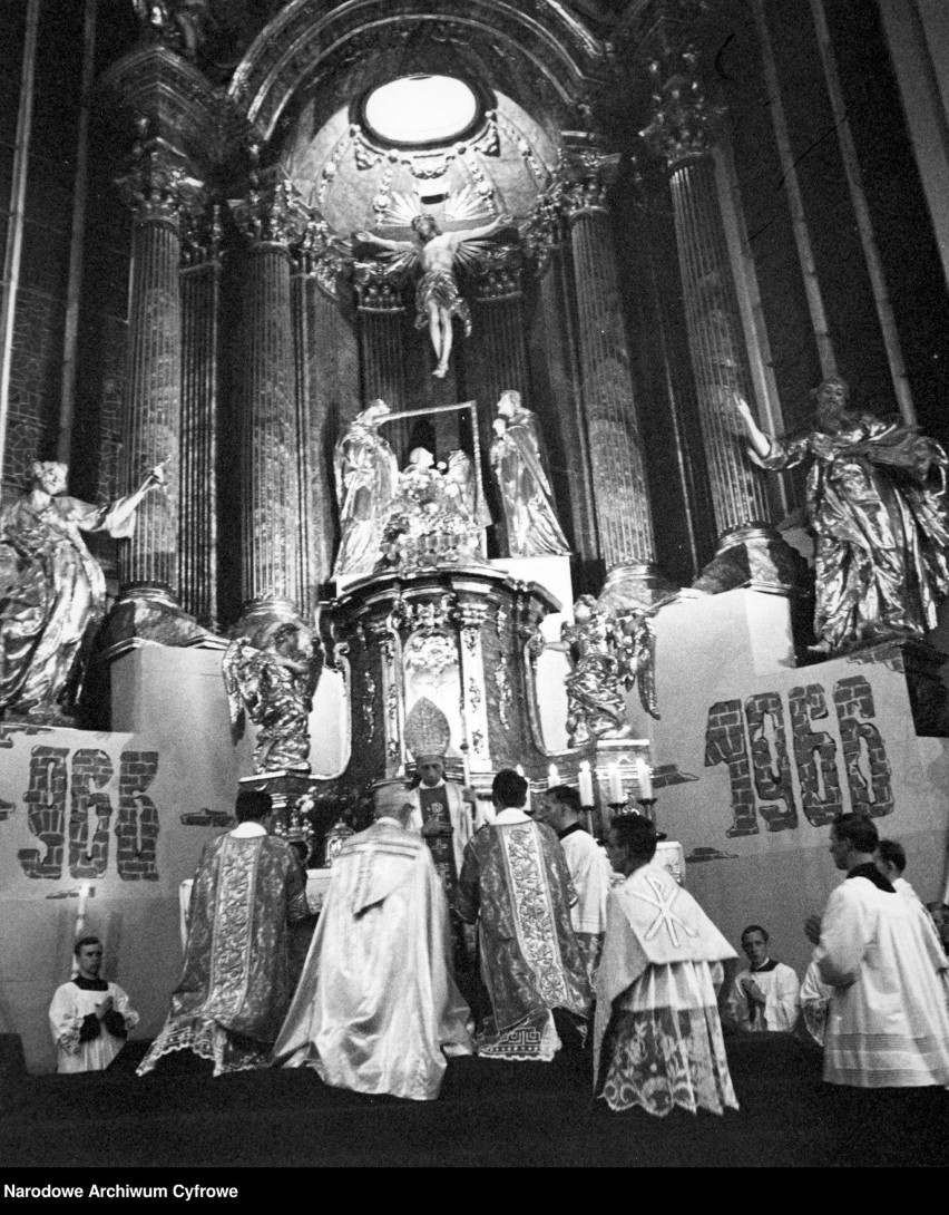 Wystawa przed Archiwum Państwowym w Opolu. 55 lat temu obraz Matki Boskiej Częstochowskiej integrował ludzi