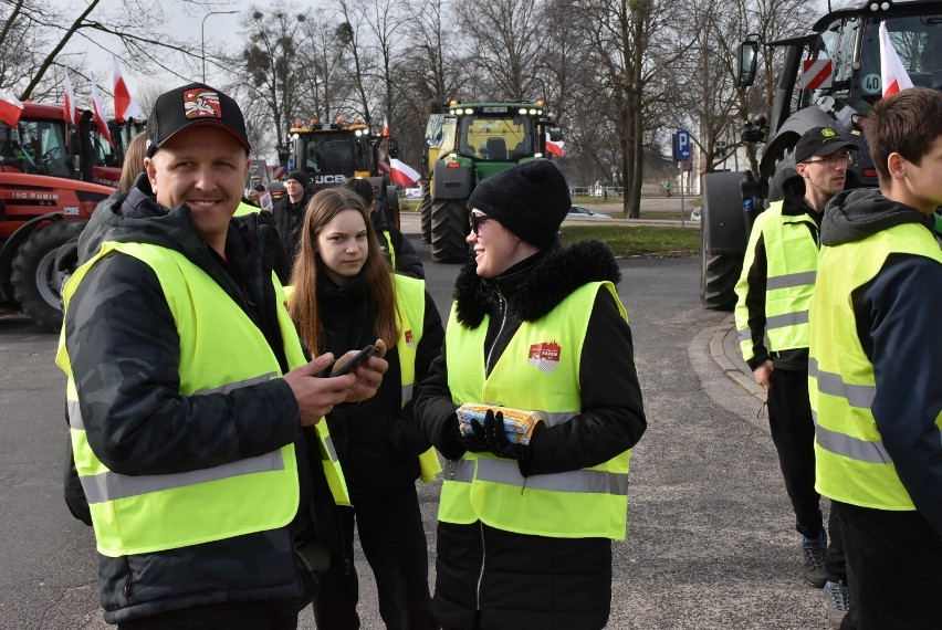 Protest rolników w Malborku. Najpierw jeździli drogami krajowymi, potem wzięli udział w pikiecie na pl. Jagiellończyka