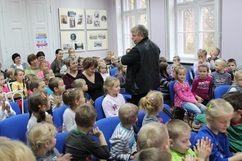 Kępińska biblioteka pełna dzieci. Najmłodsi spotkali się z pisarzem Wiesławem Drabikiem. ZDJĘCIA