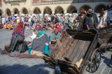 Kraków. Trwa Międzynarodowy Festiwal Teatrów Ulicznych 32. Ulica. Premiera spektaklu "Drom - Ścieżkami Romów" i pokaz "Manto"  [ZDJĘCIA]