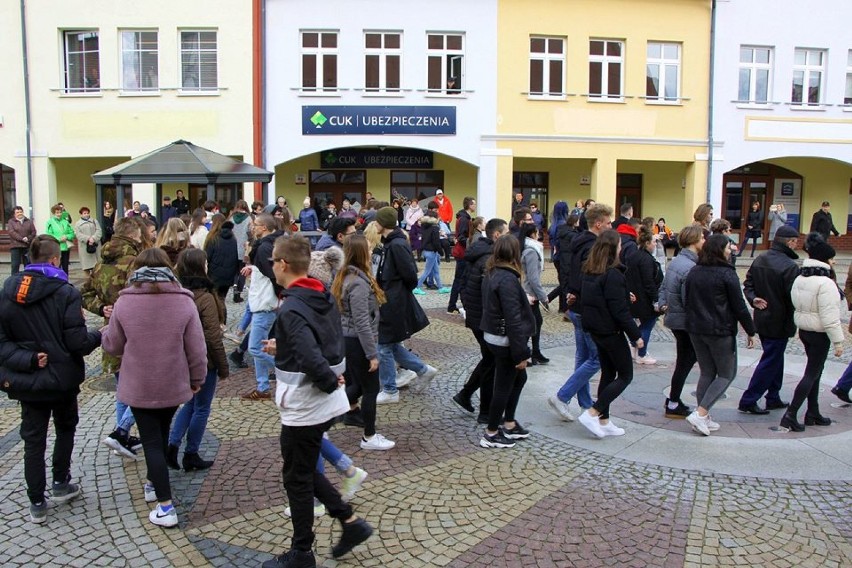 Maturzyści zatańczyli poloneza na polkowickim rynku [ZDJĘCIA]      