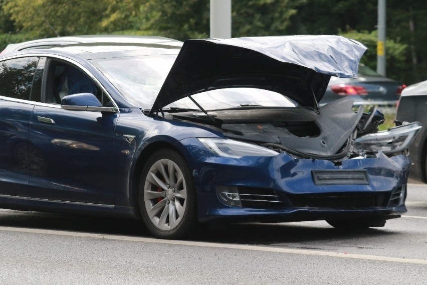 Przy moście Milenijnym zderzyły się 3 samochody. Tesla nie wyhamowała 