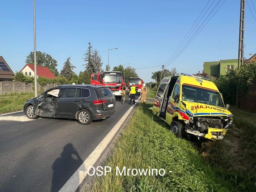 PILNE! Wypadek z udziałem karetki w Pamiątkowie. Ambulans jechał na sygnałach. Zderzył się z VW [ZDJĘCIA]