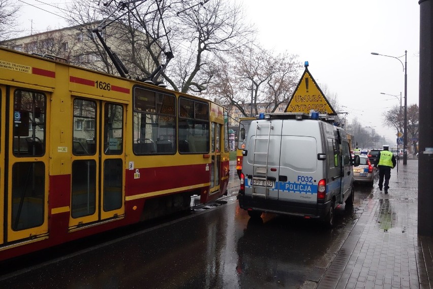 Wypadek na Limanowskiego w Łodzi. Samochód potrącił dwie osoby wysiadające z tramwaju