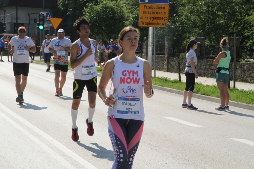 Ponad 1000 osób na trasie półmaratonu w Kielcach. Byłeś? Znajdź się na zdjęciach [DUŻO ZDJĘĆ]