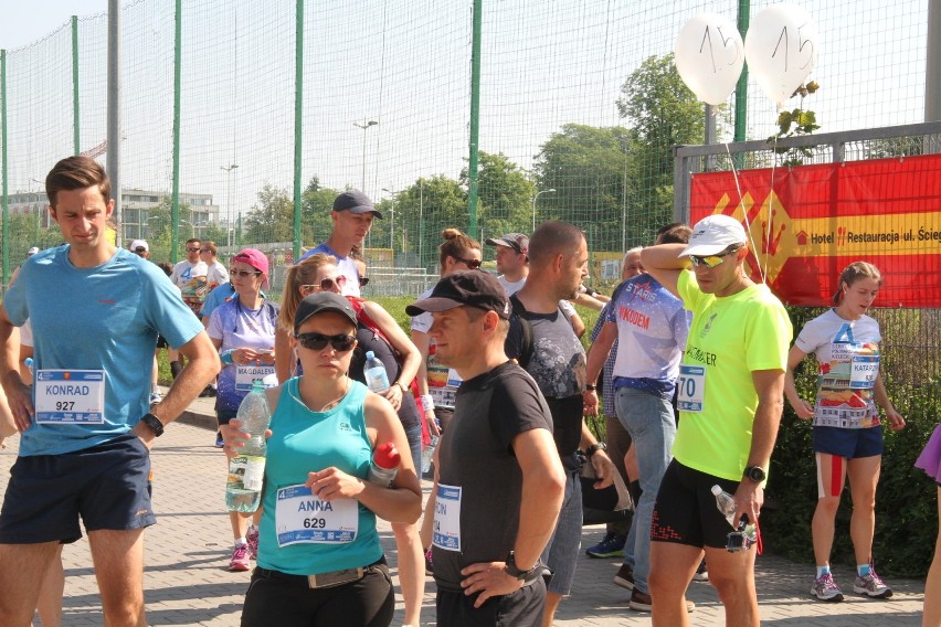 Ponad 1000 osób na trasie półmaratonu w Kielcach. Byłeś? Znajdź się na zdjęciach [DUŻO ZDJĘĆ]
