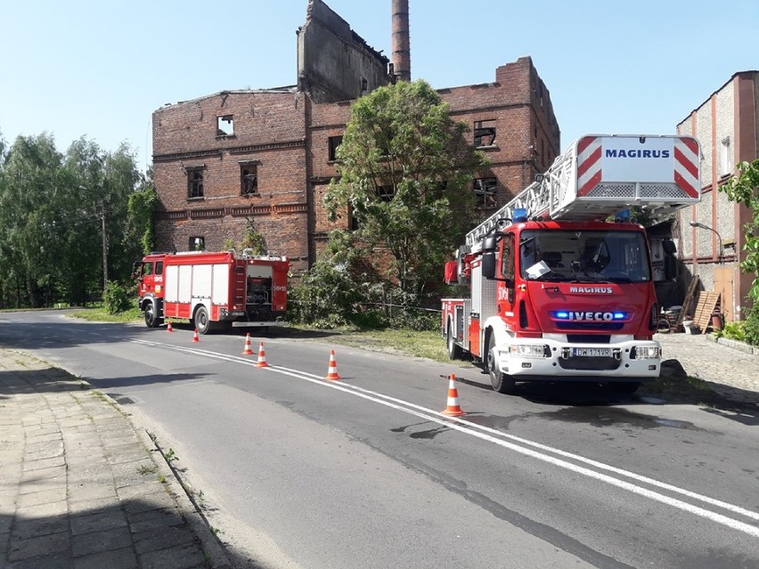 Kolejne dogaszanie pogorzeliska po dawnym młynie (FOTO)