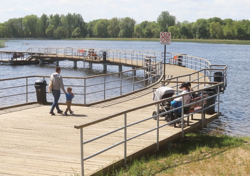 Zalew na Borkach w Radomiu tętni życiem. W niedziele przedpołudnie nad wodą spacerowało mnóstwo osób. Zobaczcie zdjęcia