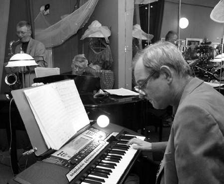 Na pierwszym planie Stanisław Marusiński. W głębi, przy fortepianie, Bogusław Jankowski, a z saksofonem Karol Radomiak
