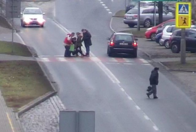 Wypadek na ul. Bora-Komorowskiego w Grudziądzu zarejestrowany przez kamerę monitoringu. Ford mondeo potrącił kobietę na pasach. Policja poszukuje kierowcy