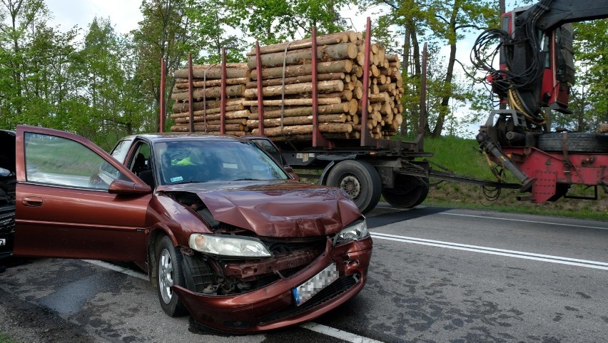 Zderzenie trzech samochodów koło Jeziorek na drodze krajowej 22 między Chojnicami a Czerskiem. Mieszkaniec gminy Człuchów trafił do szpitala