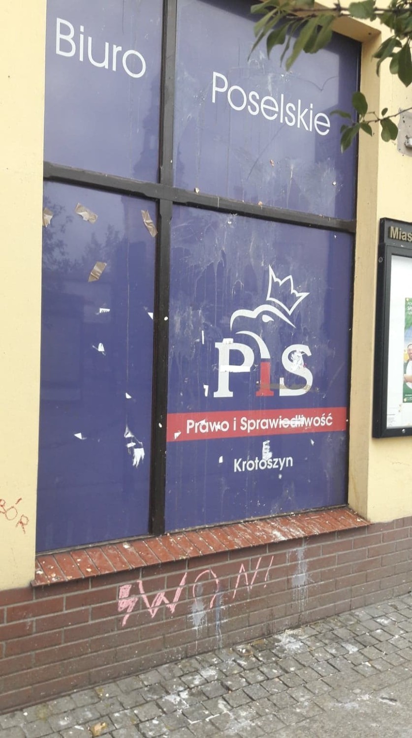 Siedziba PiS w Krotoszynie po protestach