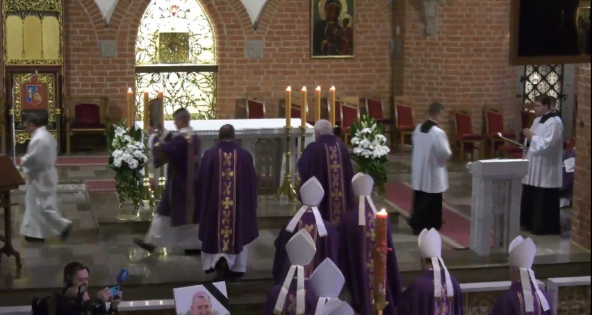 Ciało byłego ordynariusza diecezji elbląskiej spoczęło w katedralnej krypcie. ZDJĘCIA