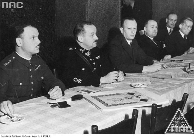 Inspektor Józef Żółtaszek (drugi od lewej) był głównym komendantem Policji Województwa Śląskiego w latach 1928 - 1939