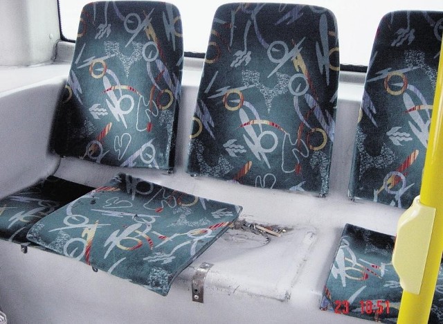 Wandal odkręcił siedzenie w jednym z autobusów. Nie zastanawiał się, że komuś może stać się krzywda