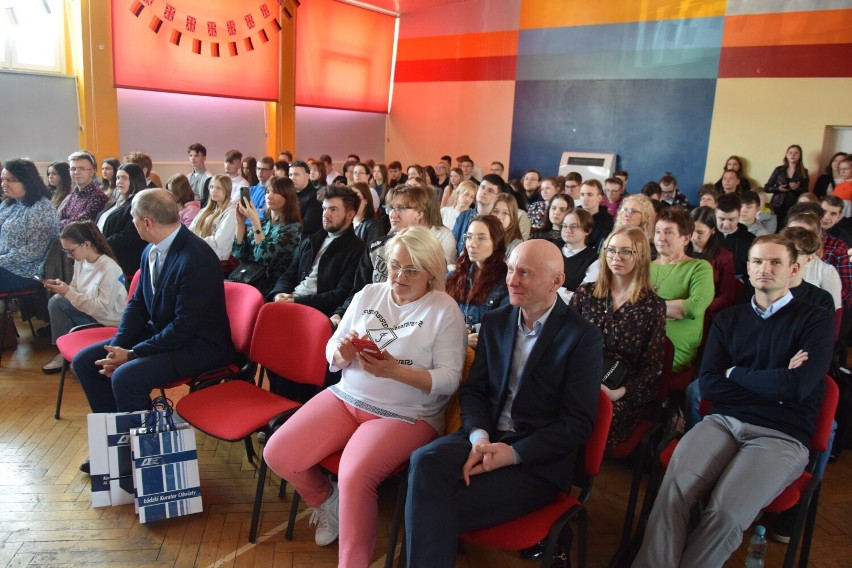 Międzypowiatowy Konkurs Języka Angielskiego i Niemieckiego w ZS nr 1 w Wieluniu. Udział wzięli uczniowie z 13 szkół ZDJĘCIA, WYNIKI