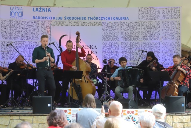 "ROK etnicznie" w Muszli Koncertowej w Parku imienia Tadeusza Kościuszki. Wykonawcami koncertu był zespół Etnos Ensemble w składzie: Bartosz Pacan – klarnet, Konrad Merta – akordeon, Piotr Gach – wiolonczela, Michał Kapczuk - kontrabas, Przemek Pacan - instrumenty perkusyjne i Radomska Orkiestra Kameralna. Można było posłuchać muzyki bałkańskiej, polskiej i żydowskiej oraz autorskich kompozycji. Etnos Ensemble w nowych aranżacjach z towarzyszeniem orkiestry. Muzyka zespołu Etnos Ensemble to połączenie ludowych rytmów bałkańskich, klezmerskich i słowiańskich. 

Zobacz zdjęcia na kolejnych slajdach.
Używaj gestów i strzałek.