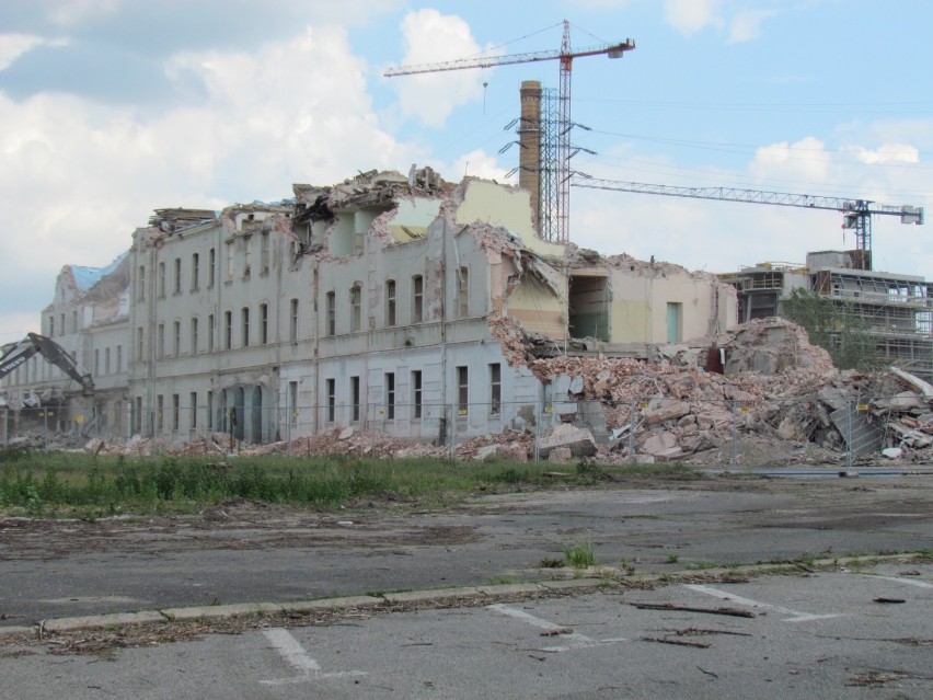 Czwarty dzień wyburzania budynku dworca Fabrycznego