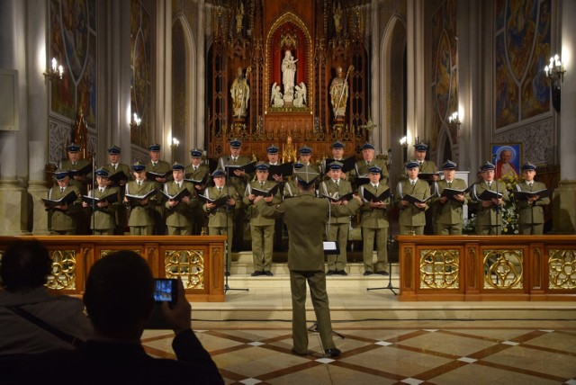 Występ Reprezentacyjnego Zespołu Artystycznego Wojska Polskiego e radomskiej katedrze. Więcej na kolejnych zdjęciach>>>