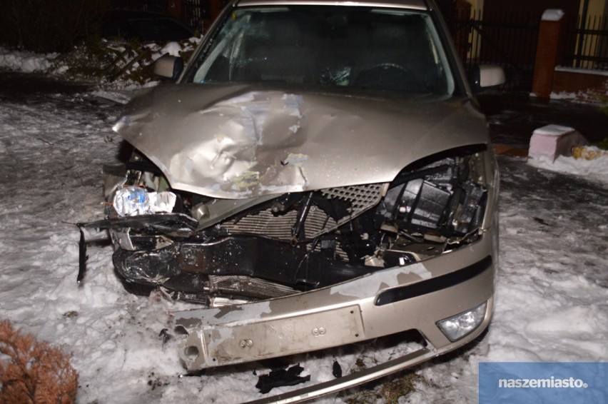 Wypadek na skrzyżowaniu Wiejska - Zbiegniewskiej. Dwie osoby trafiły do szpitala [zdjęcia]