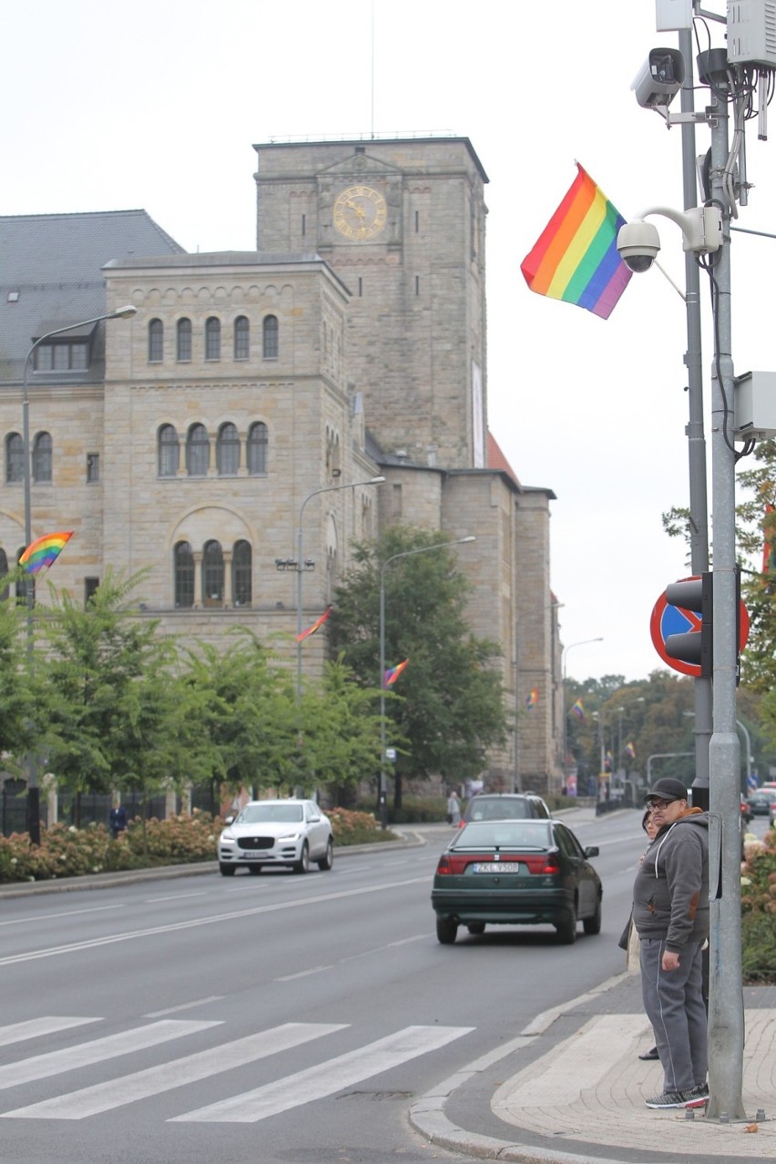 Pride Week: Na ulicach Poznania pojawiły się tęczowe flagi