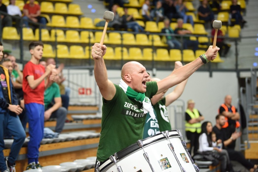 Kibice koszykarzy Zastalu Zielona Góra zawsze robią dużo...