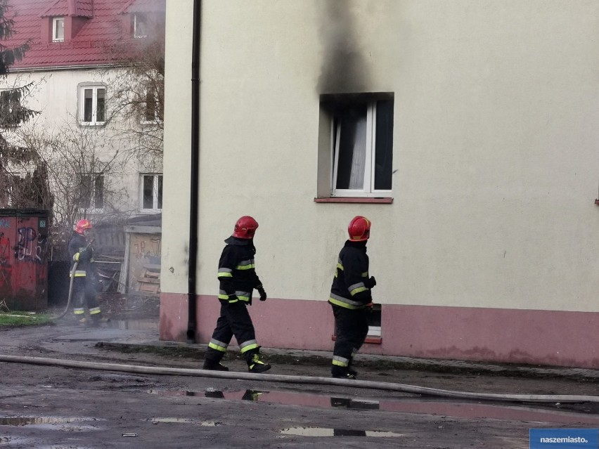 Pożar mieszkania w centrum Włocławka. 13 osób ewakuowanych [zdjęcia, wideo]
