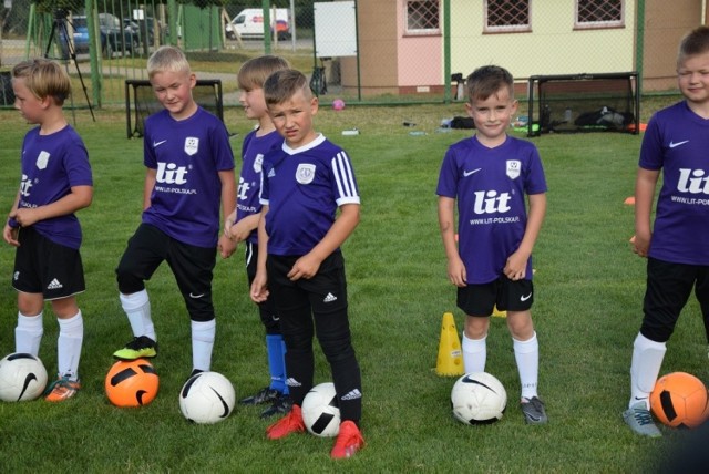 APMM świetnie szkoli młodych adeptów futbolu. Efektem tego jest m.in. złota gwiazdka certyfikacji PZPN.