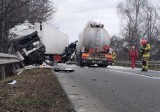 Wypadek ciężarówek w Kończycach. Kierowcy ciężko ranni po czołowym zderzeniu na DW 938