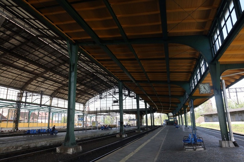 Remont hali peronowej Dworca PKP w Legnicy, rozbierany jest dach
