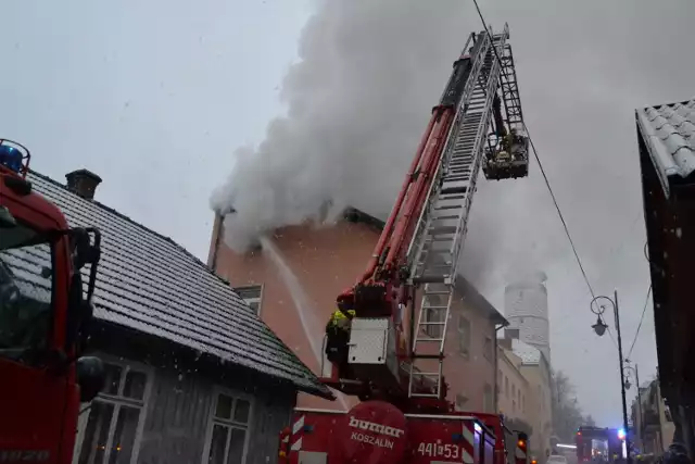 Kilkudziesięciu strażaków z PSP w Gorlicach i OSP z terenu gminy Biecz walczy z groźnym pożarem budynku mieszkalnego w centrum Biecza