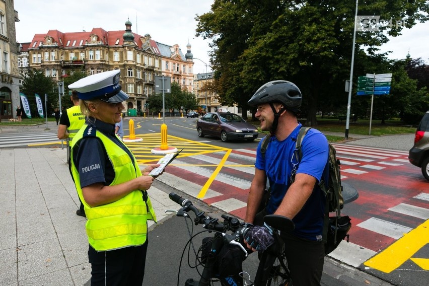 Urzędnicy i policjanci rozdawali pieszym i rowerzystom odblaski [ZDJĘCIA, WIDEO]