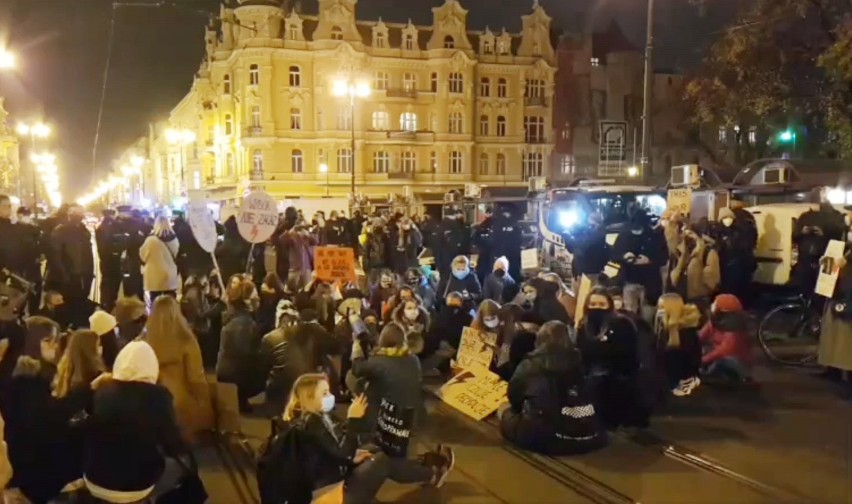Strajk kobiet w Bydgoszczy - blokada ulicy Gdańskiej,...