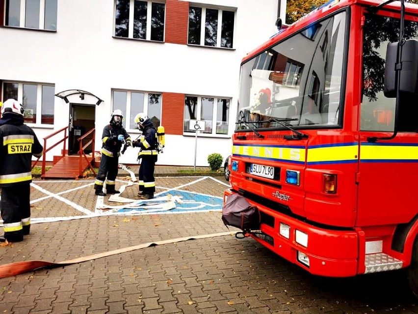 Akcja ratownicza w Szkole Podstawowej w Woźnikach. Strażacy ćwiczyli procedury