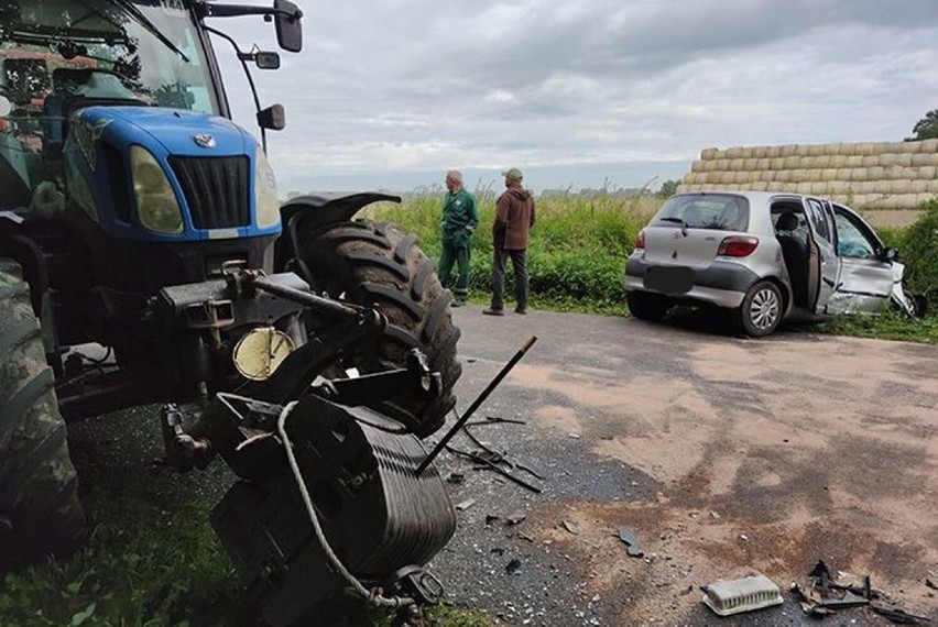 Zderzenie samochodu osobowego z traktorem na drodze między Starym Gołębinem a Donatowem