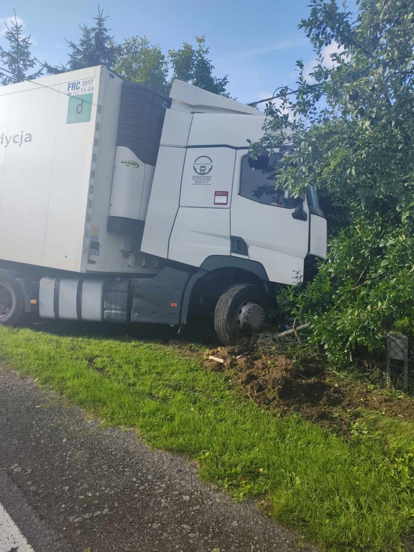 Poważny wypadek w Apolonce pod Janowem - zdjęcia. Ciężarówka zderzyła się z osobówką. Na miejscu lądował śmigłowiec LPR