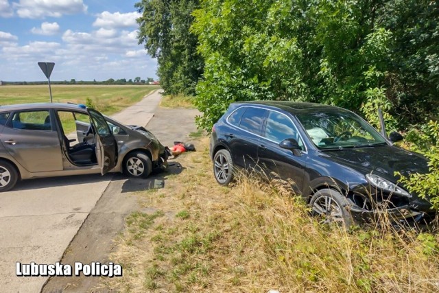 Wschowscy kryminalni zatrzymali po pościgu 21-letniego mieszkańca Wrocławia, który jest podejrzany o kradzież samochodu marki Porsche Cayenne. Dzięki skutecznym działaniom pościgowym, mężczyzna godzinę po kradzieży pojazdu trafił w ręce policjantów. Wrocławianin uciekając porsche wartym 120 tysięcy złotych, doprowadził do czołowego zderzenia z nieoznakowanym radiowozem. 21-latek był pijany i pod działaniem środków odurzających.

W niedzielę (7 sierpnia 2022 r.) w jednej z miejscowości w gminie Wschowa doszło do kradzieży samochodu marki Porsche Cayenne o wartości prawie 120 tysięcy złotych. O zdarzeniu zostały poinformowane wszystkie patrole, w tym wschowscy kryminalni, którzy zauważyli skradziony pojazd na polnej drodze w gminie Sława. Policjanci przystąpili do pościgu i próby zatrzymania porsche. Podejrzany kierowca widząc ścigający go nieoznakowany radiowóz, z impetem w niego uderzył i próbował uciec pieszo. Mężczyzna wyskoczył z pojazdu i zaczął biec w stronę pobliskiego lasu. Po chwili był już jednak w rękach kryminalnych. Zatrzymany 21-latek został przebadany i okazało się, że znajduje się pod działaniem alkoholu i środków odurzających. Warte prawie 120 tysięcy złotych porsche przetransportowano na policyjny parking. Obecnie trwają czynności majce wyjaśnić wszystkie okoliczności niedzielnego zdarzenia.